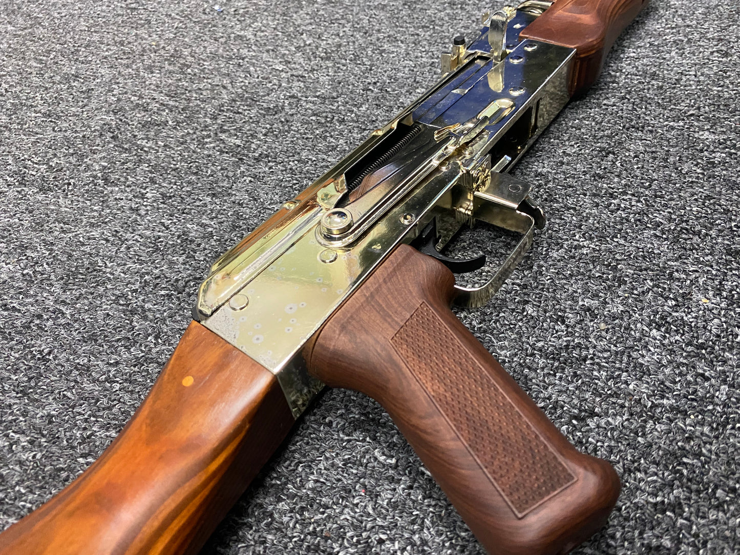 
                  
                    مسدس جل بمؤخرة خشبية بلون فضي مزدوج من نوع AK
                  
                